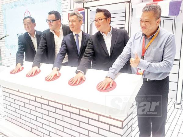 Sebastien (dua dari kiri) dan Laplanche (tiga dari kiri) melancarkan produk terbaruTefal pada majlis yang berlangsung di One Utama 25 April lalu.