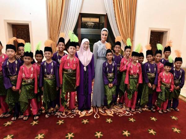 Timbalan Perdana Menteri, Datuk Seri Dr Wan Azizah Wan Ismail dan Pengerusi Yayasan Pendidikan, Sains dan Pembangunan Masyarakat Qatar Sheikha Moza Nasser bersama kanak-kanak Genius pada majlis makan malam di kediaman rasminya di Sri Satria, malam ini.- Foto Bernama