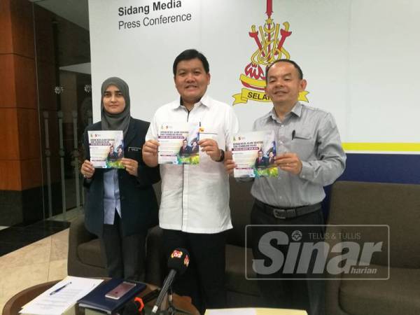 Exco Alam Sekitar, Teknologi Hijau, Sains, Teknologi dan Inovasi(STI) dan Hal Ehwal Pengguna Hee Loy Sian(tengah) menunjukkan risalah mengenai Geran Kecil Alam Sekitar dan Geran Kecil Teknologi Hijau pada sidang media di ruang sidang media, Bangunan Annex Dewan Undangan Negeri di sini hari ini.