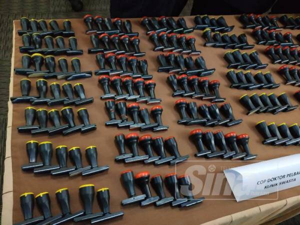 Cop palsu yang tertera nama doktor dan tempat bertugas.
