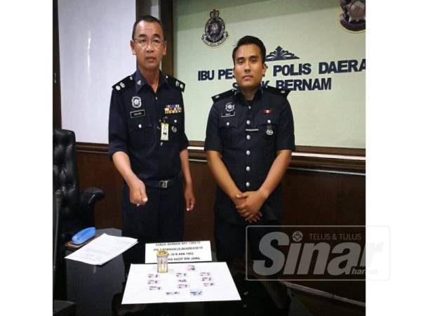 Nor Azmi (kiri) dan pegawainya menunjukkan barangan dadah dirampas pada sidang media di IPD Sabak Bernam, di sini hari ini.