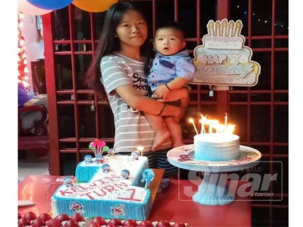 Kelvin bersama kakaknya, Kuang Su Qi ketika ulang tahun kelahirannya yang pertama dua minggu sebelum kejadian.
