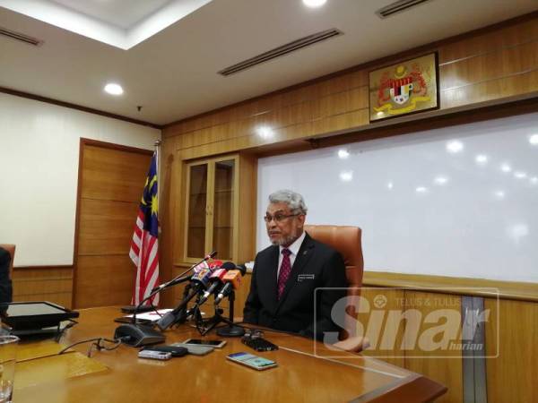 Khalid pada sidang media khas di Menara 1 DBKL, hari ini.