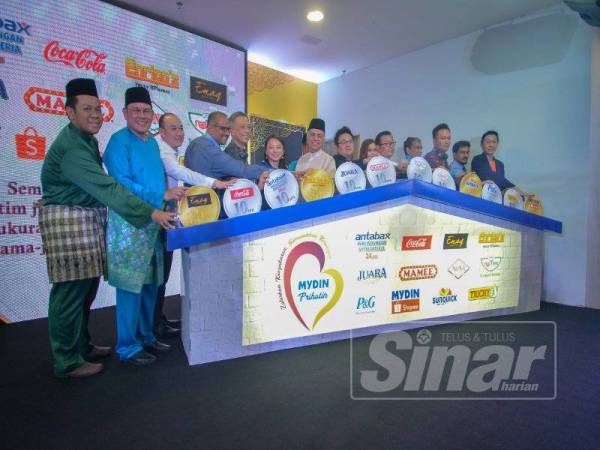 Hannah dan Ameer Ali bersama wakil 11 syarikat pembekal berjenama melakukan simbolik pelancaran Kempen Girang Syawal Tiba 2019 di MyDin USJ, semalam. - FOTO SHARIFUDIN ABDUL RAHIM