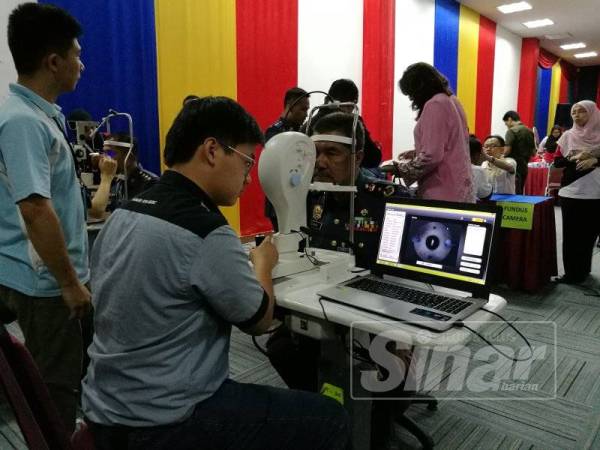 Ujian saringan mata dijalankan bagi mengesan pengakit glaukoma di Ibu Pejabat JBPM Johor, semalam. 