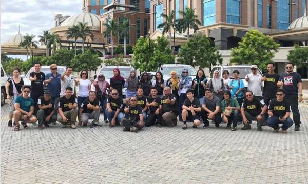 PETUGAS media, anggota 4x4 Trekker dan Petronas ceria sebelum bergerak ke lokasi.