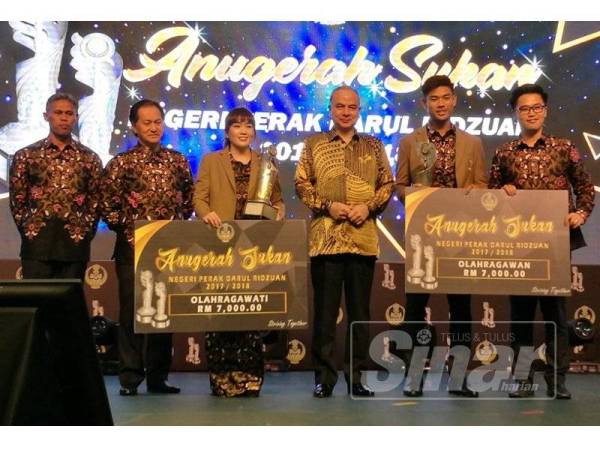 Sultan Nazrin Muizzuddin Shah bersama Muhamad Hakimi (dua, kanan), bersama Li Jane