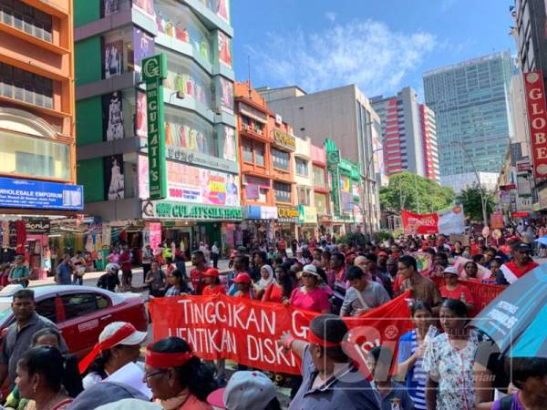 Pelaksanaan gaji minimum RM1,100 kini disifatkan tidak wajar dalam keadaan rakyat yang perlu menanggung kos sara hidup yang tinggi.