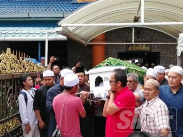 Orang ramai memberikan penghormatan terakhir di Masjid Saidina Hamzah di Kampung Batu Muda, Kuala Lumpur.