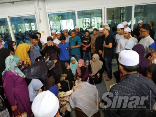 Orang ramai memberikan penghormatan terakhir di Masjid Saidina Hamzah di Kampung Batu Muda, Kuala Lumpur.