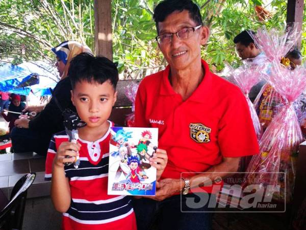 Mustaffa bersama seorang lagi cucunya, Asmi Abdullah, 7, yang mengikutinya ke Beyblade Kuterer Challenge 2.0.