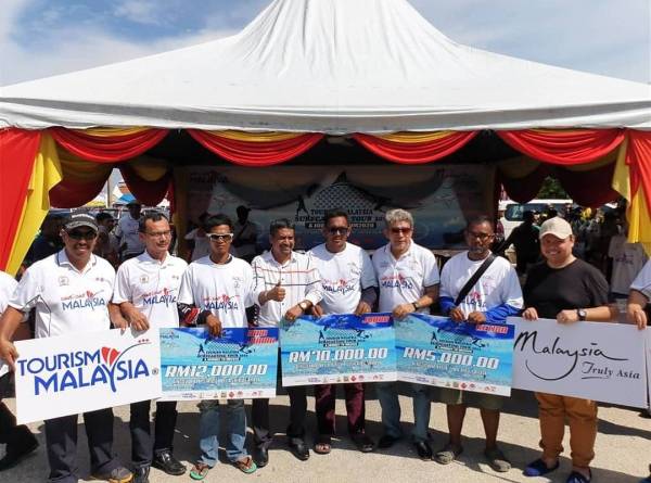 Para pemenang pertandingan memancing bergambar selepas majlis penyampaian hadiah di Pantai Remis baru-baru ini.