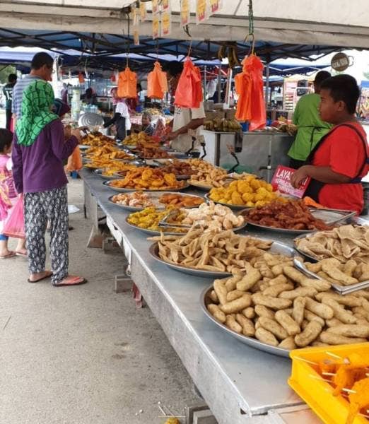 Rezeki para peniaga makanan dan minuman yang berniaga di Pantai Remis.