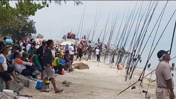 Ribuan pemancing 'membanjiri' persisir pantai. 