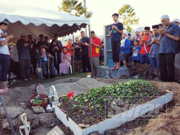 Raja Perlis Tuanku Syed Sirajuddin Jamalullail dan Raja Perempuan Perlis Tuanku Tengku Fauziah Almarhum Tengku Abdul Rashid berkenan mencemar duli menziarah ke majlis pengebumian Allahyarham.