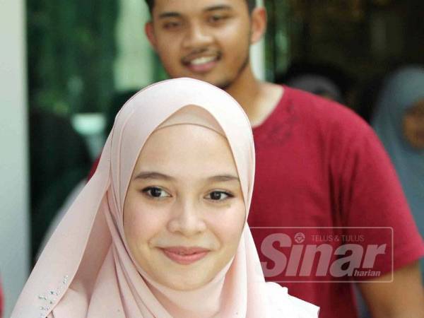 Natasya diiringi suaminya teruja apabila melihat lori milo datang di hadapan rumahnya.