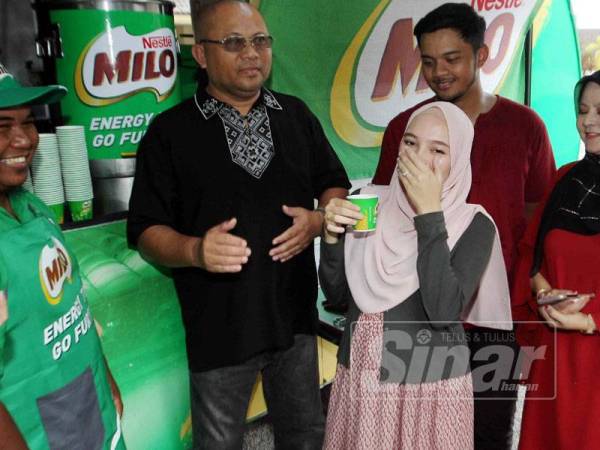Natasya tersenyum selepas mendapat air 'lori milo' setelah mendapat kejutan daripada pihak Nestle di rumahnya di Bukit Istana di sini, hari ini.