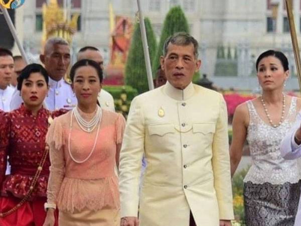 Permaisuri Sutida (baju putih) sering dilihat bersama Vajiralongkorn dalam kebanyakan acara rasmi.