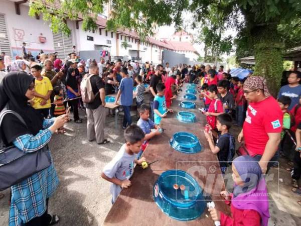 Ibu bapa tidak melepaskan peluang membawa anak-anak menyertai Beyblade Kuterer Challenge 2.0