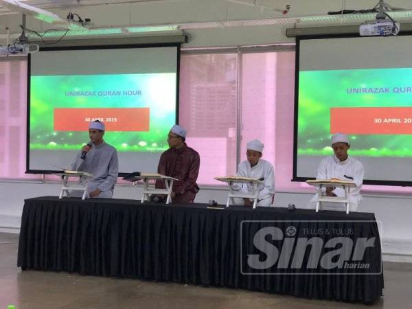 Antara penuntut UniRazak yang memperdengarkan bacaan ayat al-Quran pada Majlis UniRazak #QuranHour di Kuala Lumpur, kelmarin.