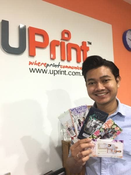 
Syafiq menunjukkan Sampul Duit Raya Personalize yang ditawarkan dengan diskaun 30 peratus.