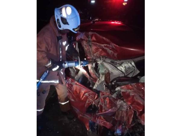 Anggota BBP Sungai Besar membantu mengeluarkan mangsa tersepit di Jalan Besar Panchang Bedena, pagi tadi. - FOTO IHSAN JBPM