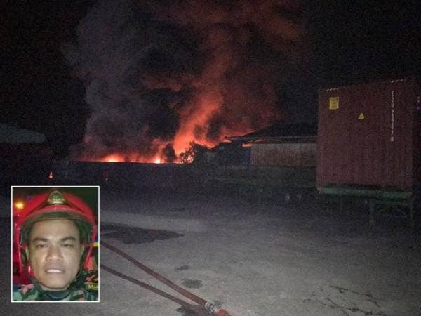 Kebakaran di sebuah kilang plastik di Telok Gong, di sini awal pagi tadi. (Gambar kecil: Hafisham)