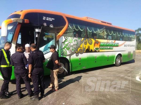 Pemandu bas persiaran disoal siasat anggota JPJ yang sedang melakukan Ops Khas Bas Persiaran, semalam.