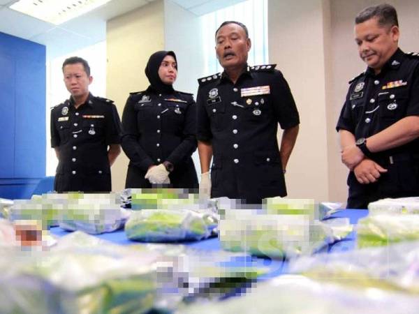 Mohd Taib (dua dari kanan) pada ketika sidang media.