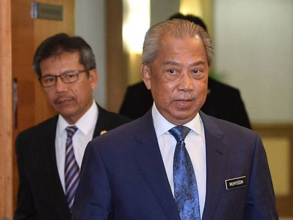 Menteri Dalam Negeri, Tan Sri Muhyiddin Yassin diiringi Ketua Setiausaha Kementerian Dalam Negeri, Datuk Seri Alwi Ibrahim ketika hadir pada sidang media hari ini. - Foto Bernama