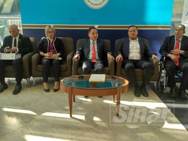 Suee Lim (tiga dari kanan) pada sidang media di Bangunan Annex hari ini.