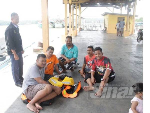 Mangsa yang berjaya diselamatkan oleh nelayan tempatan selepas terapung menggunakan jaket keselamatan.