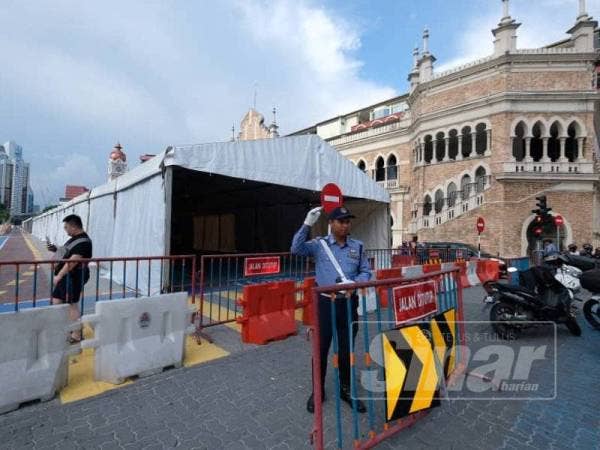 Anggota trafik DBKL mengawal laluan yang ditutup sempena perlaksanaan Bazar Ramadan Jalan Raja.