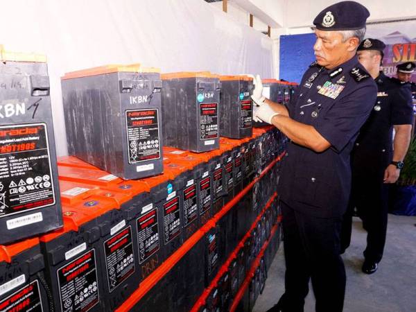 Ketua Polis Kedah Datuk Zainuddin Yaacob (depan) menunjukkan bateri pencawang telekomunikasi yang dirampas selepas kejayaan menumpaskan kumpulan sindiket mencuri bateri berkenaan dalam operasi di sekitar negeri ini, Pulau Pinang dan Kuala Lumpur dalam sidang media yang diadakan di Ibu Pejabat Polis Daerah (IPD) Pendang hari ini. - Foto Bernama