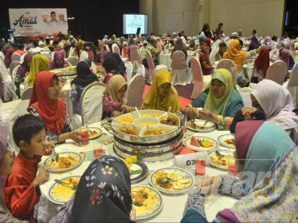 300 anak yatim dan fakir miskin diraikan sempena majlis makan malam.