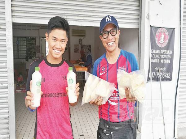Ikmal (kiri) bersama ayahnya, Jasmin yang mesra dipanggil Abam Ale-ale.