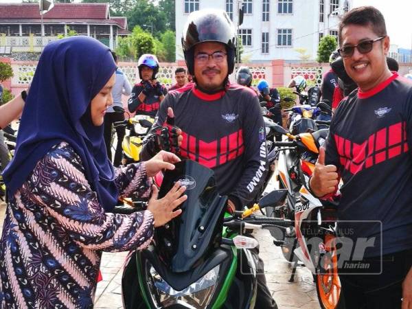 Majlis perlepasan konvoi diketuai Mohd Huzairil (tengah) dan disempurnakan Nor Nadia (kiri) di perkarangan Pejabat Majlis Daerah Marang, pagi tadi.