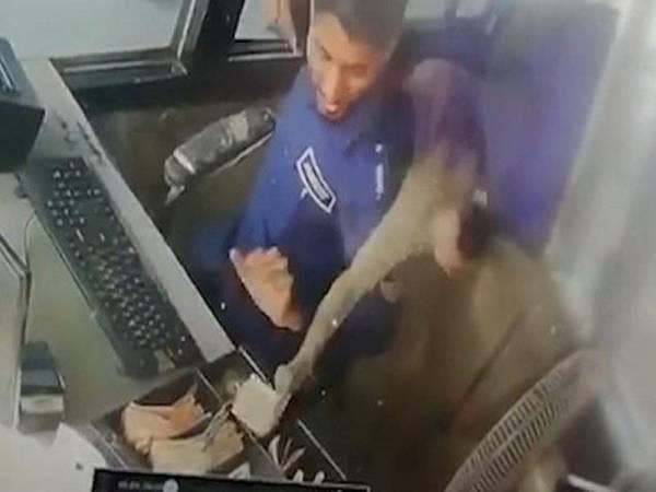 Seekor monyet mencuri sejumlah wang kutipan tol di bandar Kanpur, India. - Foto News Lions