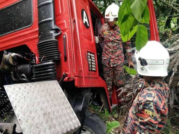 Anggota bomba dari Balai Bomba dan penyelamat Bentong turut ke lokasi untuk melakukan kerja menyelamat mangsa kemalangan. - Foto Ihsan Bomba
