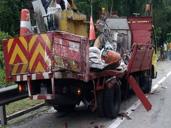 Keadaan lori dinaiki mangsa selepas dirempuh treler dalam kemalangan di Kilometer 50.1 Lebuhraya KLK semalam. - Foto Ihsan Bomba