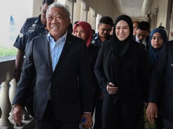 Datuk Seri Bung Moktar Radin (kiri) dan isterinya Datin Seri Zizie Ezette A Samad (dua, kanan) hari ini dihadapkan ke Mahkamah Sesyen di sini atas tiga pertuduhan memperoleh suapan berjumlah RM2.8 juta bagi mendapatkan kelulusan untuk Felcra Berhad melabur RM150 juta bagi menyertai produk unit amanah Public Mutual Berhad. - Foto Bernama