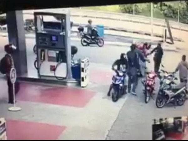 Tangkap skrin rakaman video dipercayai berkaitan kejadian tersebut yang tular di laman sosial.