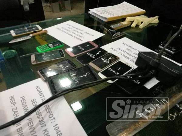 Antara barang yang dirampas susulan penahanan empat anggota Geng Panjang, Mac lalu.