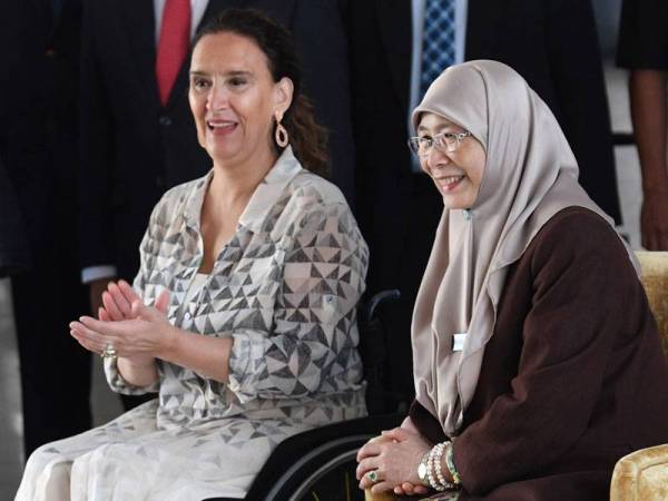 Timbalan Perdana Menteri Datuk Seri Dr Wan Azizah Wan Ismail (kanan) dan Naib Presiden Argentina Marta Gabriela Michetti (kiri) terhibur dengan persembahan di Kementerian Pembangunan Wanita, Keluarga dan Masyarakat hari ini. - Foto Bernama