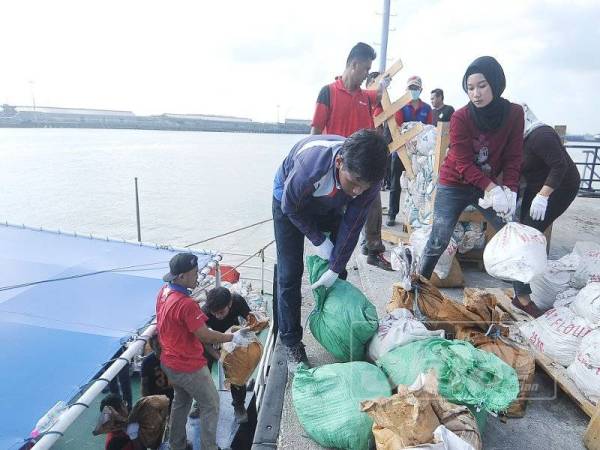 Kerja pemunggahan abu al-Quran ke atas kapal KPD Setia di jeti Markas Operasi Pasukan Polis Marin Selangor. - Foto Sinar oleh ROSLI TALIB 