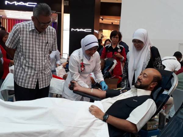 Mukhriz turut berkesempatan menderma darah sebagai tanda sokongan kepada kempen yang dianjurkan.