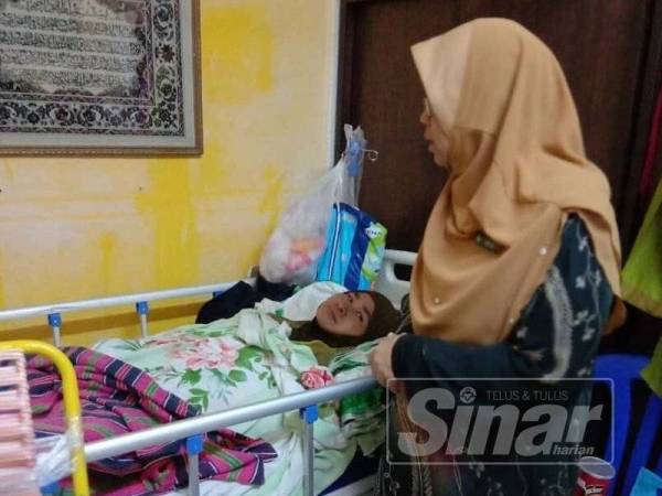 Fadhilah ketika meluangkan masa melawat Norzilah di rumahnya.