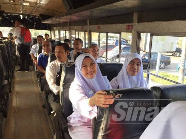 Guru SMK Padang Midin menaiki bas sejauh 3km menuju ke sekolah, semalam.