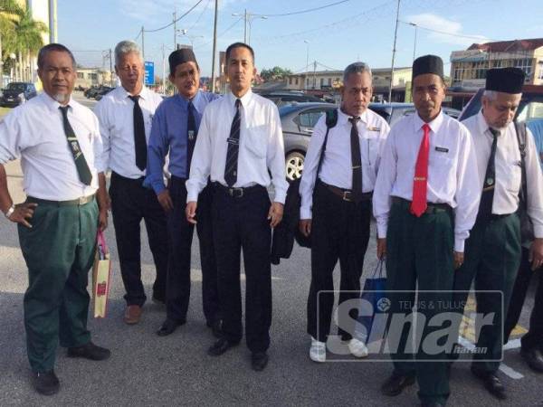 Sebahagian guru lelaki yang turut memakai pakaian seragam sekolah