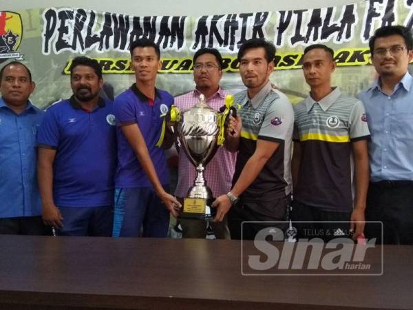Dari kanan: Khir Johari, Anuar, Nurul Nashriq, Hairul Anwar, Hairul Ridzwan, Sooresh Rao dan Mohd Zakuan bersama-sama piala yang menjadi rebutan kedua-dua pasukan.